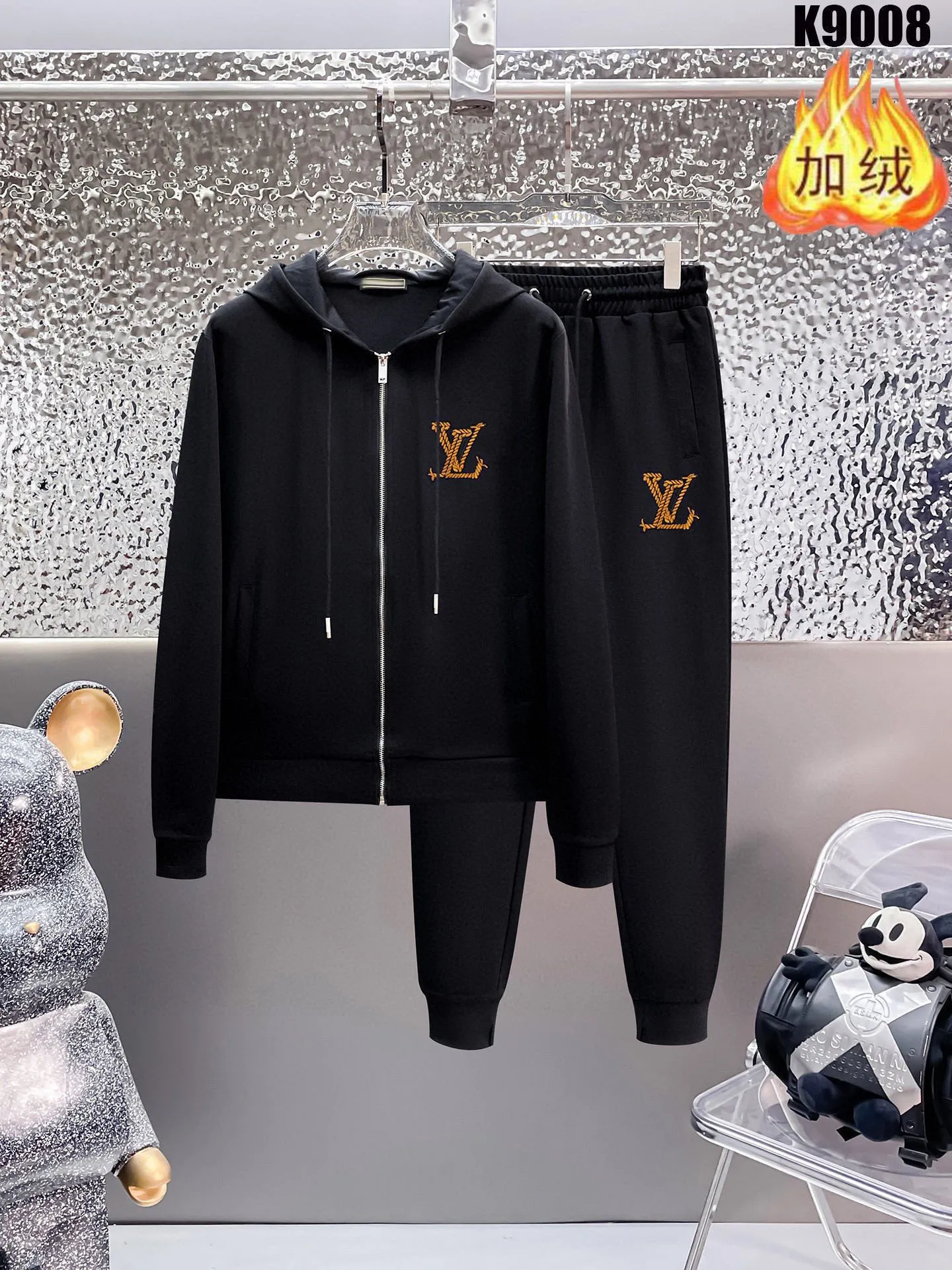 🅿️460 brand [LV Louis Vuitton] (velvet and thickened) 2025 autumn and winter new products, celebrities' favorite fashion-flavored casual suits, clean and neat tailoring, full of urban style. Made of high-quality custom-made fabrics, the lining has excellent thermal insulation effect, feels soft and dry, and the upper body effect is crisp and stylish. The three-dimensional cutting process and the pattern are all of high standards, and the silhouette version has the right benefits! It is not tight at all, and you feel good when you wear it. So many top-quality raw materials create high-end products with unparalleled value. It is the first choice for high-end fashion people. (Size: M-4XL can wear up to 200 pounds)